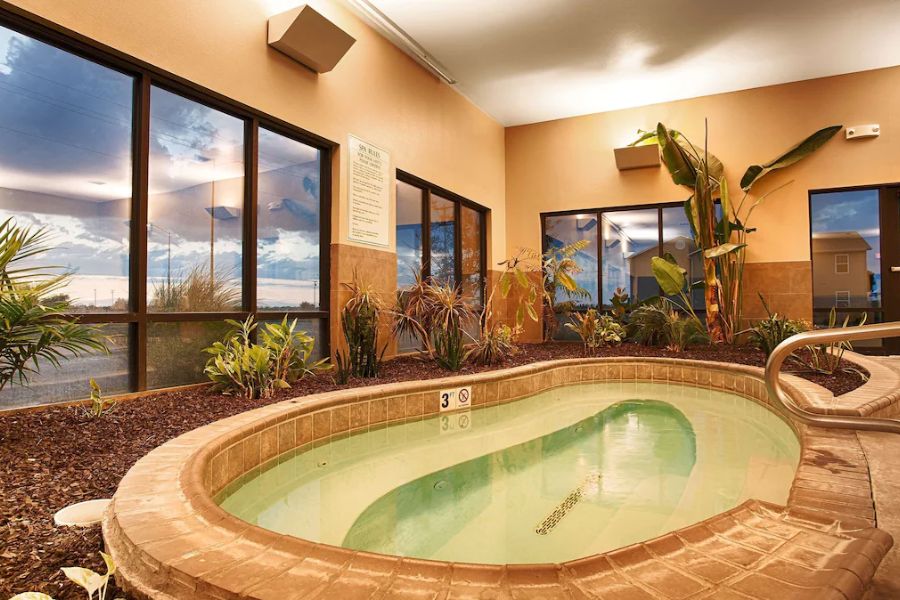 Luxury Plaza Kansas City Hotels with Jacuzzi Tubs & Upscale Amenities