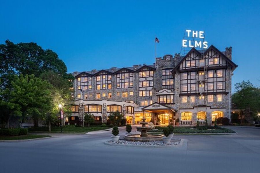 Sightseeing Stay: Hotels Near Nelson-Atkins & Cultural Landmarks