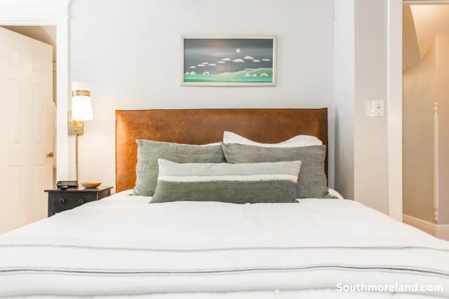 Bright Southmoreland guest room with cozy bed and classic boutique hotel decor in Kansas City
