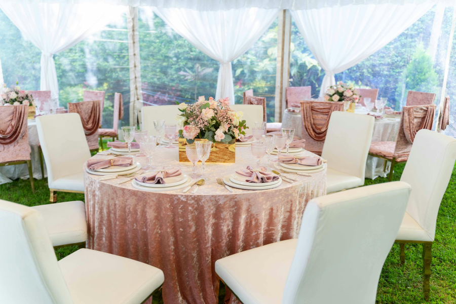 dining arrangement for guests 