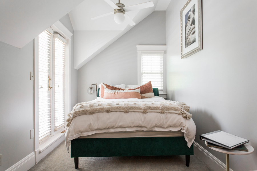 southmoreland cozy room with a single bed