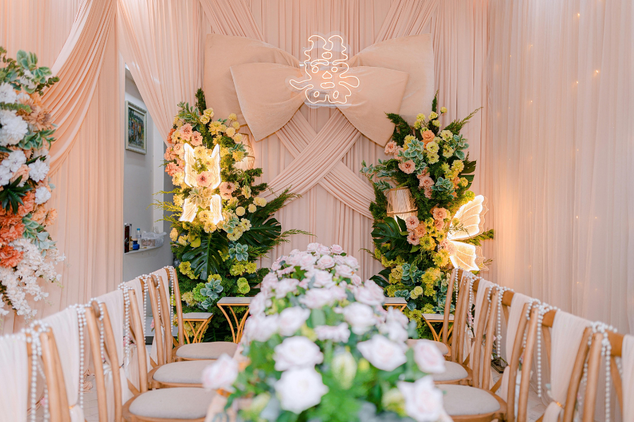 dining setup in intimate wedding